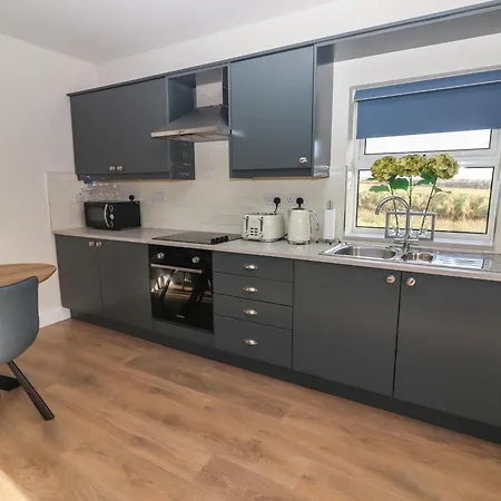 بيت للعطل The Boathouse *